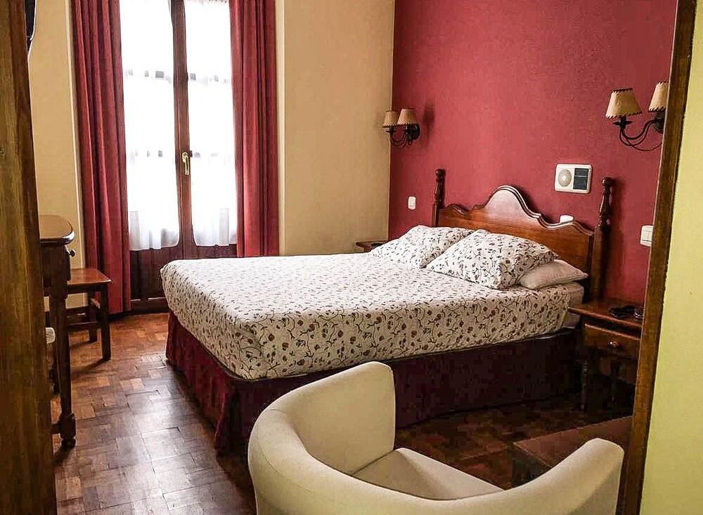 Hotel Puerto De 利亚内斯 外观 照片